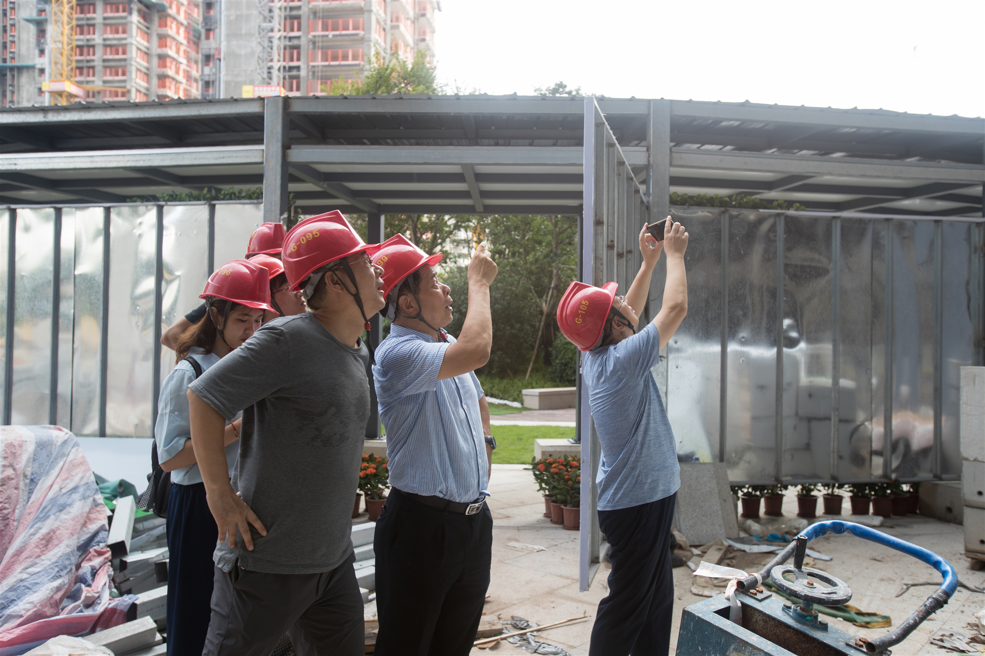 寶鷹集團(tuán)副總裁萬樹春到集團(tuán)參建深圳重大城市更新項(xiàng)目——天健·天驕巡察幕墻建設(shè)